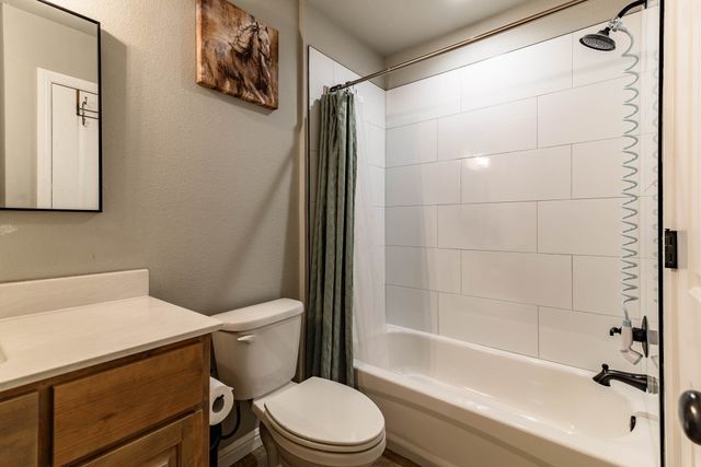 250 Poinsetta Drive, Palmer, TX 75152