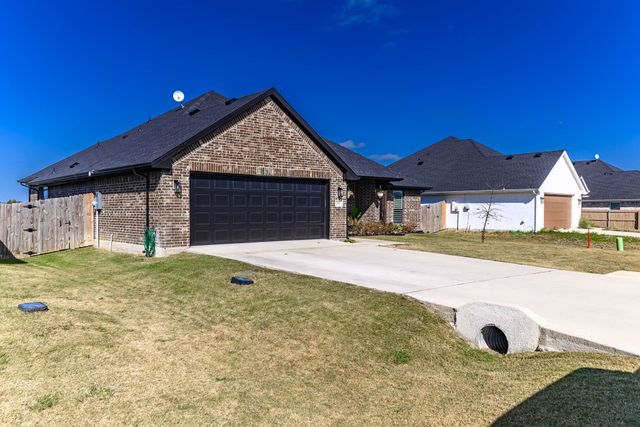 250 Poinsetta Drive, Palmer, TX 75152