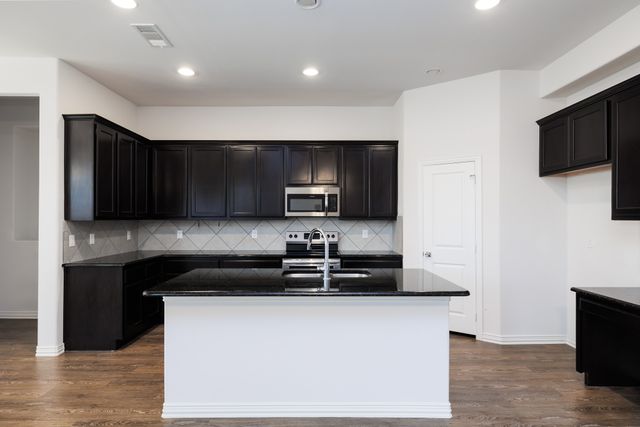 336 Emerald Creek Drive, Fort Worth, TX 76131