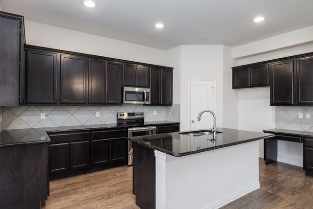 336 Emerald Creek Drive, Fort Worth, TX 76131
