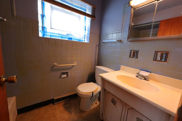 9006 S wallace Street, Chicago, IL 60621