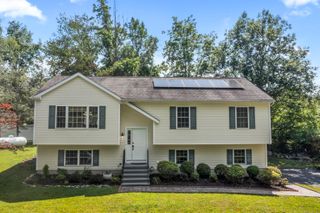 24 Ken Oaks Drive, Danbury, CT 06810