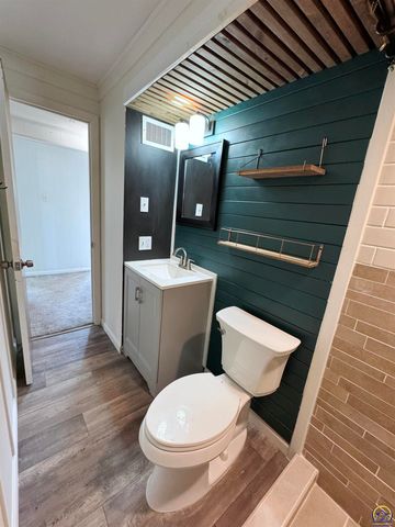 3036 SW Boswell AVE, Topeka, KS 66611