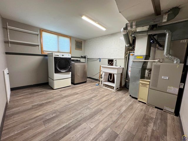 3036 SW Boswell AVE, Topeka, KS 66611