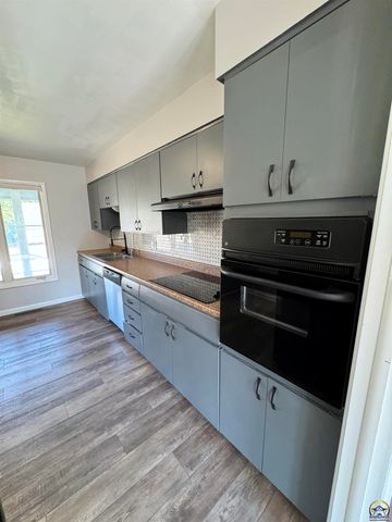 3036 SW Boswell AVE, Topeka, KS 66611