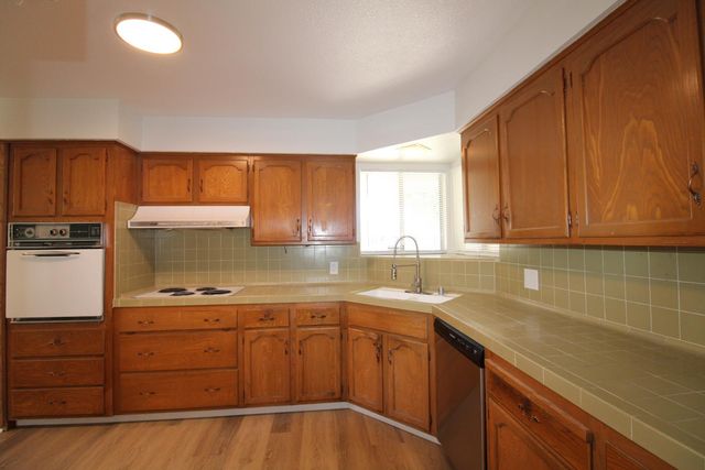 678 E Menlo Avenue, Fresno, CA 93710