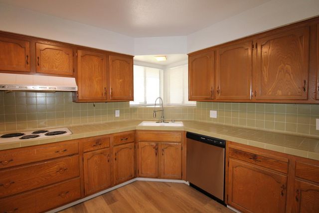 678 E Menlo Avenue, Fresno, CA 93710
