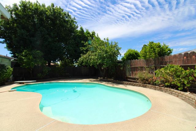 678 E Menlo Avenue, Fresno, CA 93710