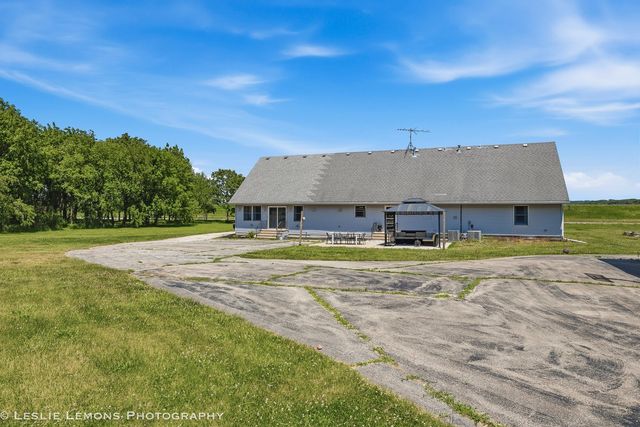 8705 E Pine Bluff Road, Coal City, IL 60416