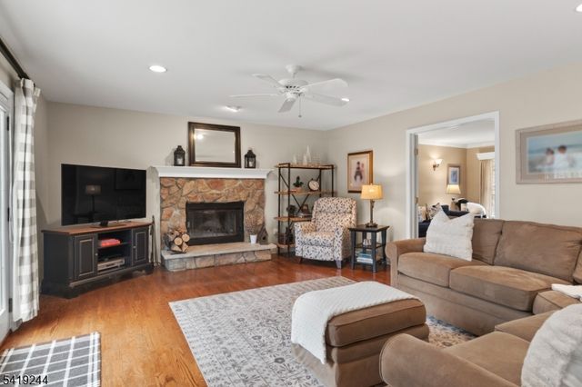 57 Paderewski Rd, Jefferson Twp., NJ 07438