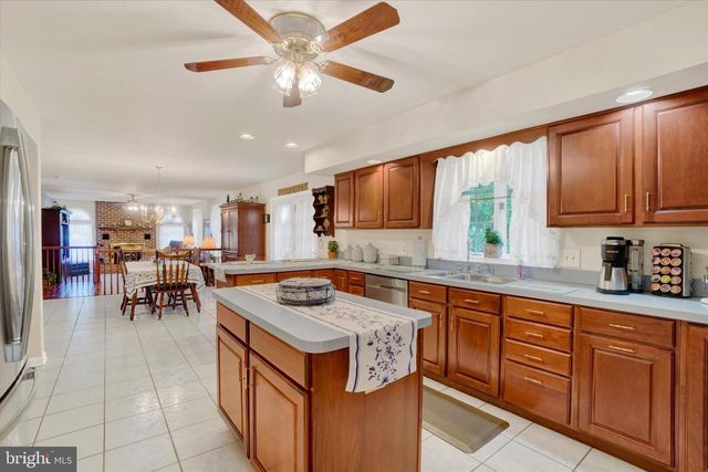 30 MCCURLEY DR, New Freedom, PA 17349