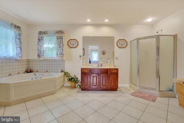 30 MCCURLEY DR, New Freedom, PA 17349