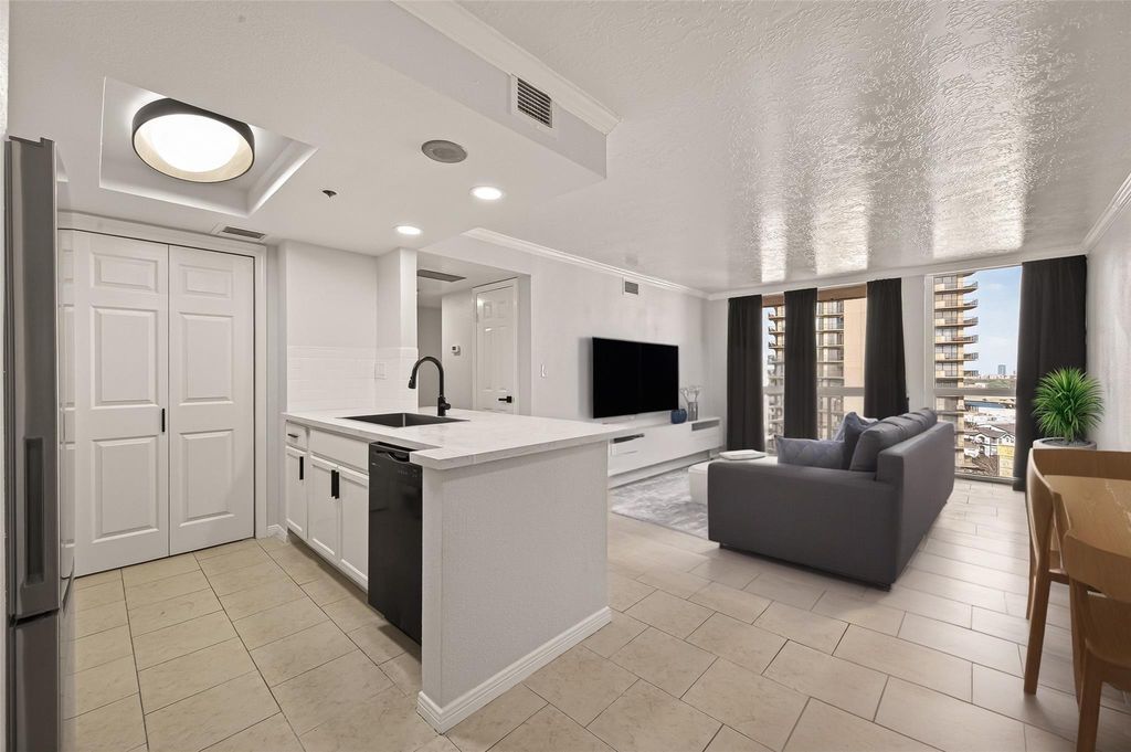 3525 Sage Road 1405, Houston, TX 77056