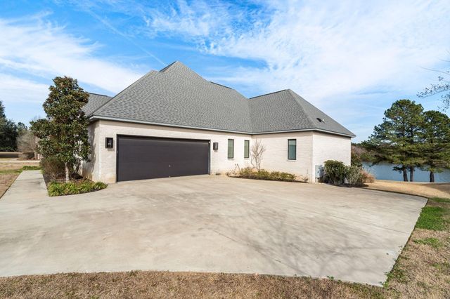 177 Bridgewater Dr., Hattiesburg, MS 39402