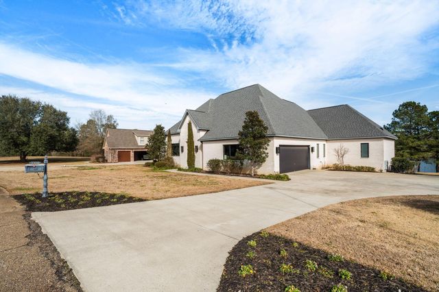 177 Bridgewater Dr., Hattiesburg, MS 39402