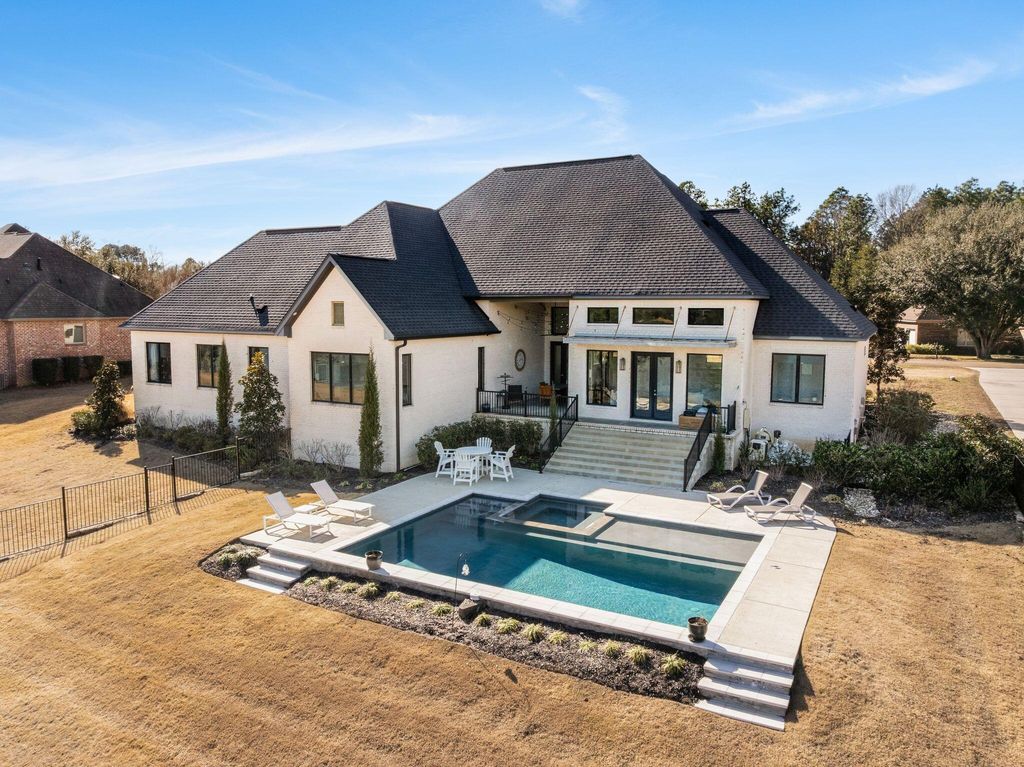 177 Bridgewater Dr., Hattiesburg, MS 39402