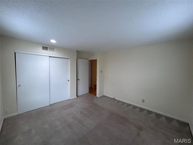 1128 S Mason Road, Town And Country, MO 63131