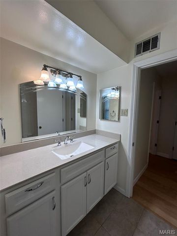 1128 S Mason Road, Town And Country, MO 63131