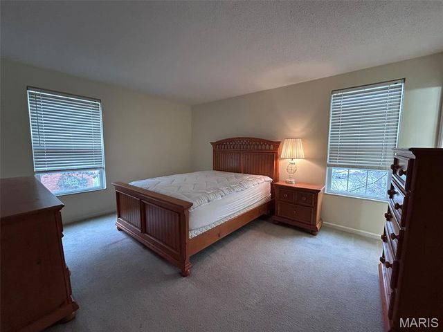 1128 S Mason Road, Town And Country, MO 63131