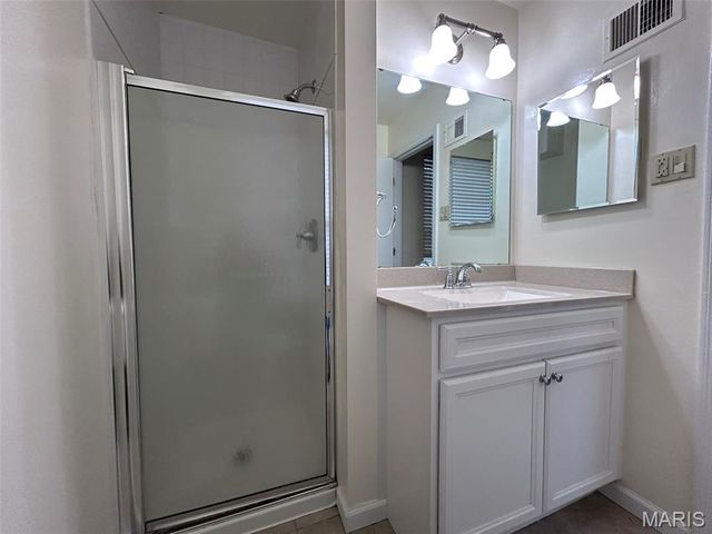 1128 S Mason Road, Town And Country, MO 63131