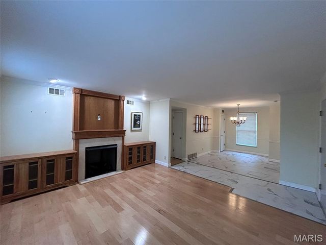 1128 S Mason Road, Town And Country, MO 63131