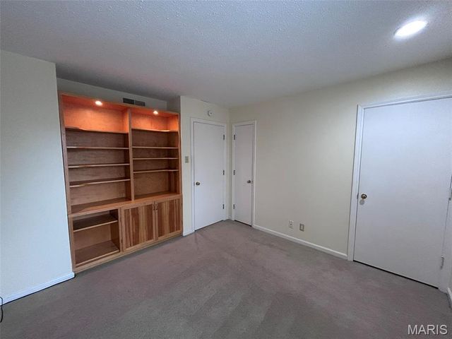 1128 S Mason Road, Town And Country, MO 63131