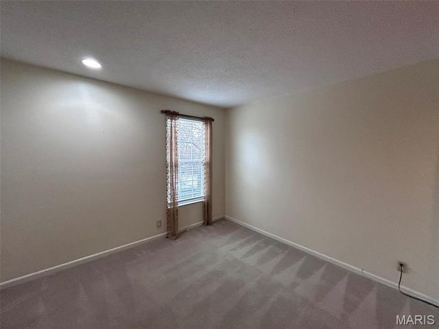 1128 S Mason Road, Town And Country, MO 63131