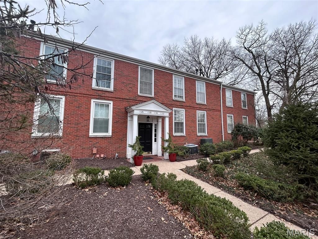 1128 S Mason Road, Town And Country, MO 63131