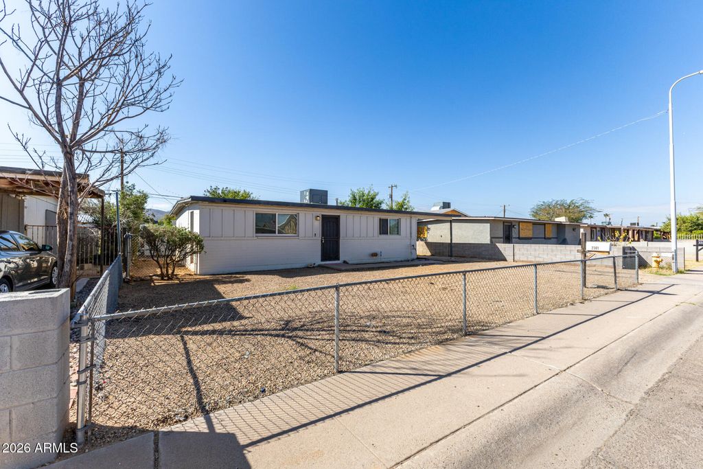 2301 E LYNNE Lane, Phoenix, AZ 85042 — photo 3