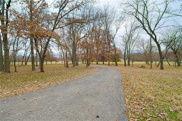 2824 Sunburst Drive, Smithville, MO 64089