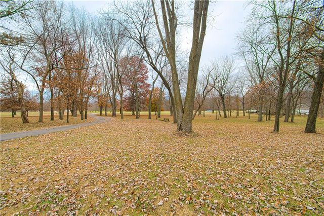 2824 Sunburst Drive, Smithville, MO 64089