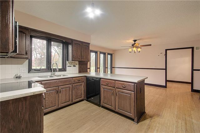 2824 Sunburst Drive, Smithville, MO 64089