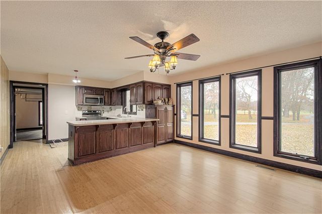 2824 Sunburst Drive, Smithville, MO 64089