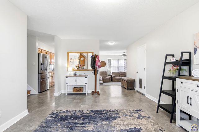 5213 SW 32nd St, Topeka, KS 66614