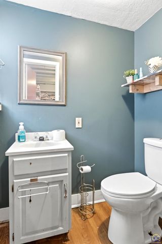 5213 SW 32nd St, Topeka, KS 66614