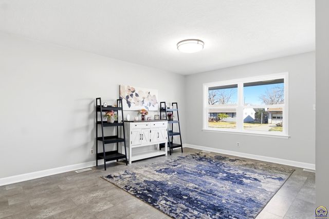 5213 SW 32nd St, Topeka, KS 66614
