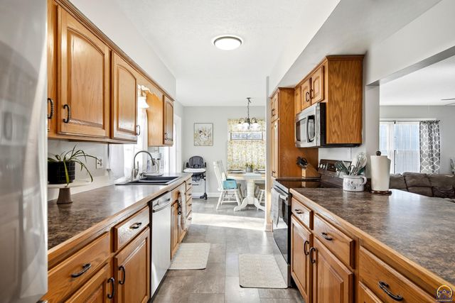 5213 SW 32nd St, Topeka, KS 66614