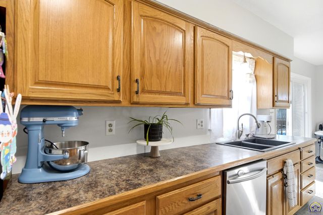 5213 SW 32nd St, Topeka, KS 66614