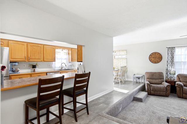 5213 SW 32nd St, Topeka, KS 66614
