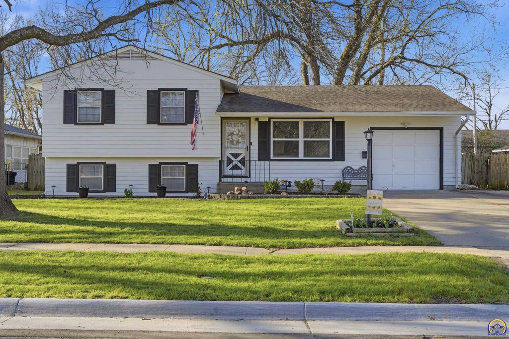 5213 SW 32nd St, Topeka, KS 66614