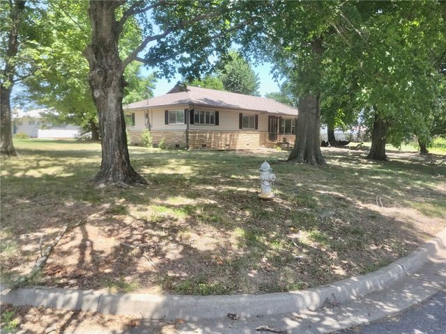 1004 W Magnolia Street, Rogers, AR 72756