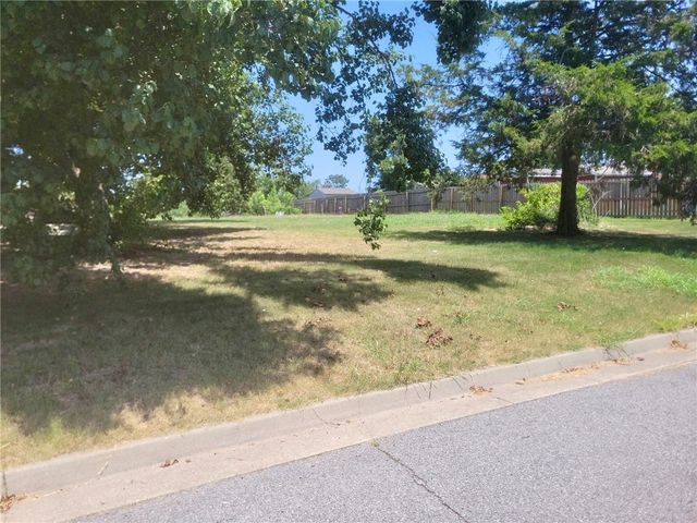 1004 W Magnolia Street, Rogers, AR 72756