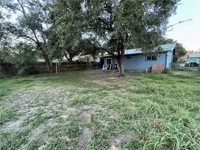 806 Parr Dr, Alice, TX 78332