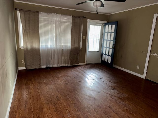 806 Parr Dr, Alice, TX 78332