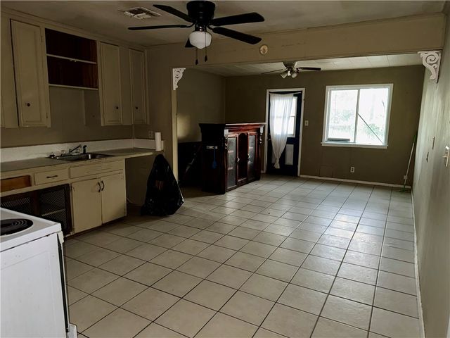 806 Parr Dr, Alice, TX 78332