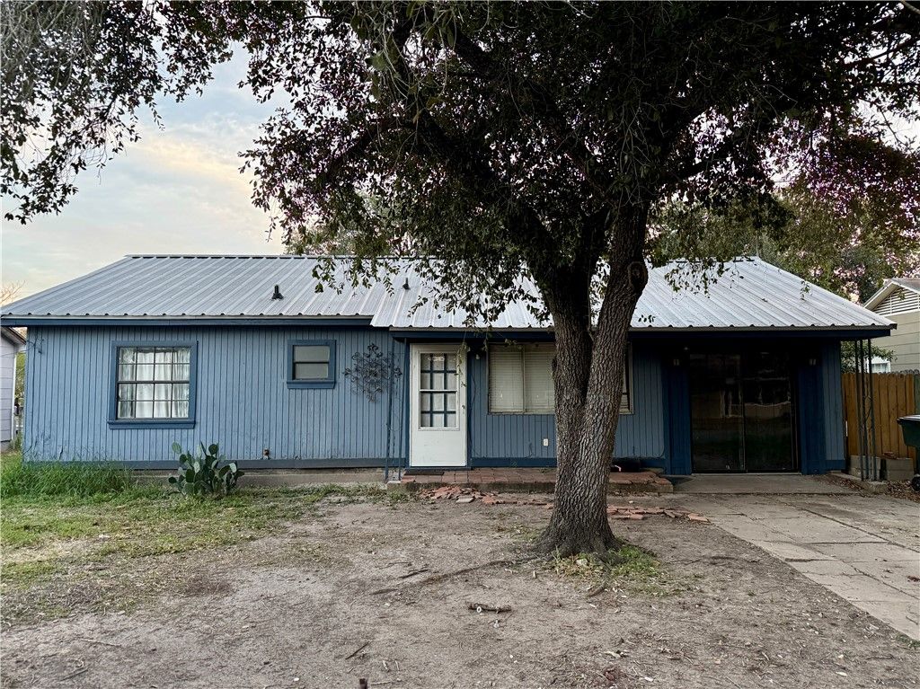 806 Parr Dr, Alice, TX 78332