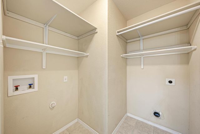 921 Dexter DR, Leander, TX 78641