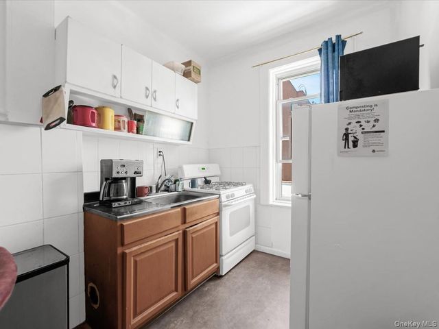 452 Lincoln Avenue HSE, Brooklyn, NY 11208