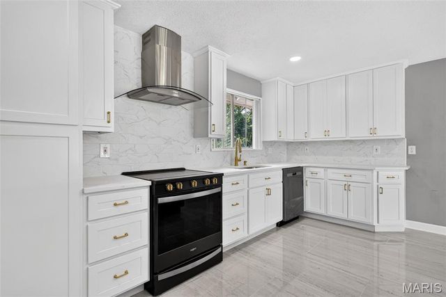 500 Kingridge Drive, Ballwin, MO 63011