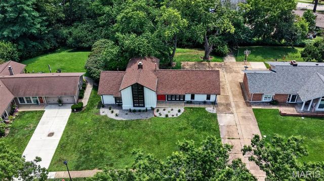 500 Kingridge Drive, Ballwin, MO 63011